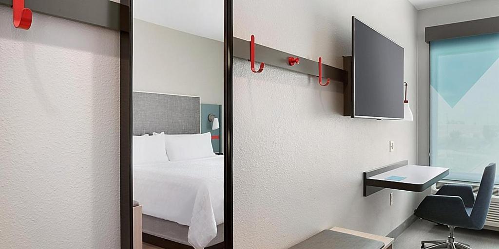Avid Hotels - Detroit - Warren By Ihg Exterior photo